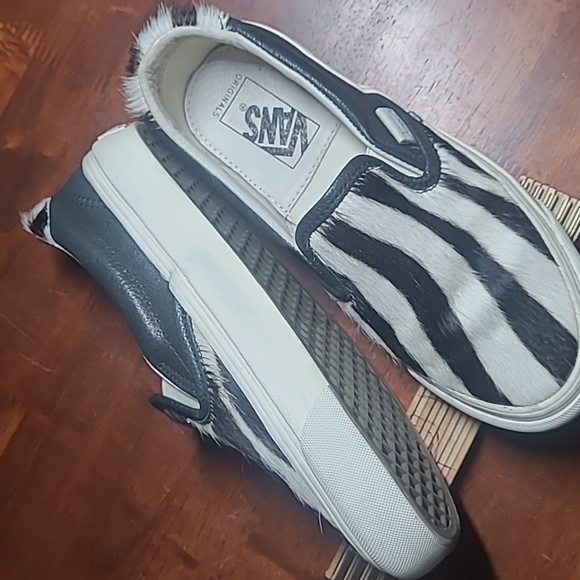 Black and white Hide Vans 7 - Picture 2 of 6